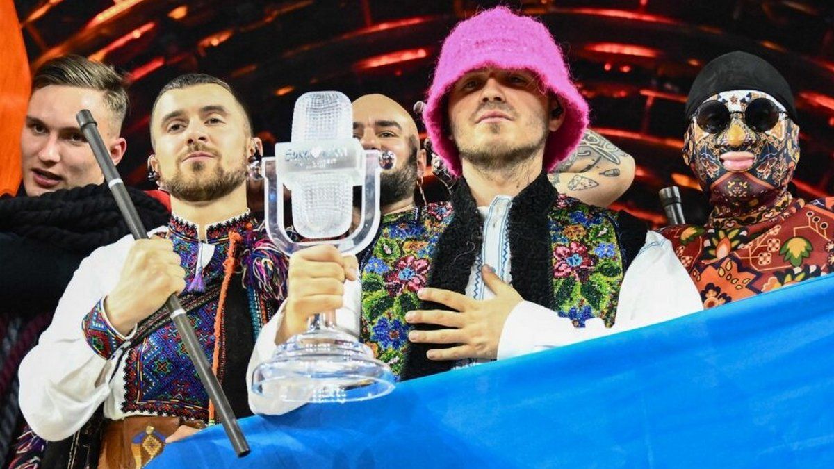 Группа Kalush Orchestra продала кубок Евровидения: деньги пойдут на беспилотники для ВСУ