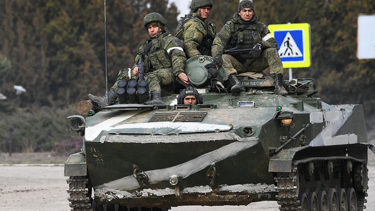 На Криворожском направлении оккупанты строят укрепления, срывая плиты с дорог