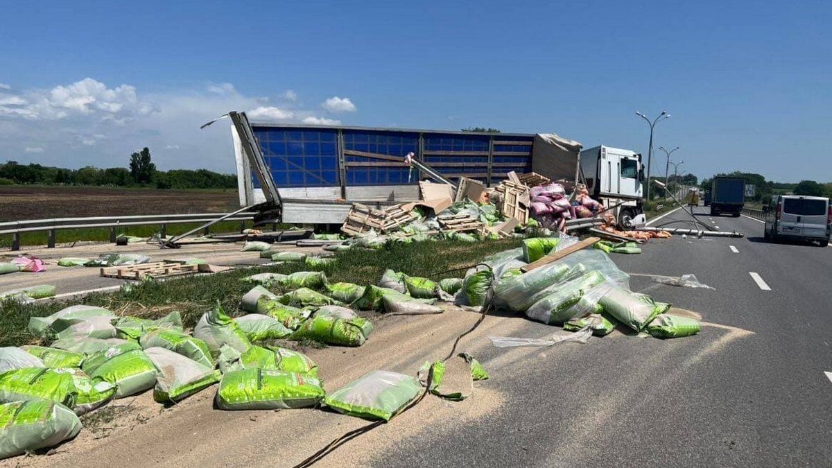 В Днепропетровской области фура врезалась в отбойник и "разложилась" на дороге