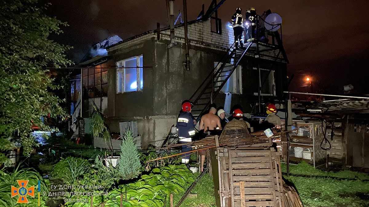 В Днепре на Александра Галича горел одноэтажный жилой дом