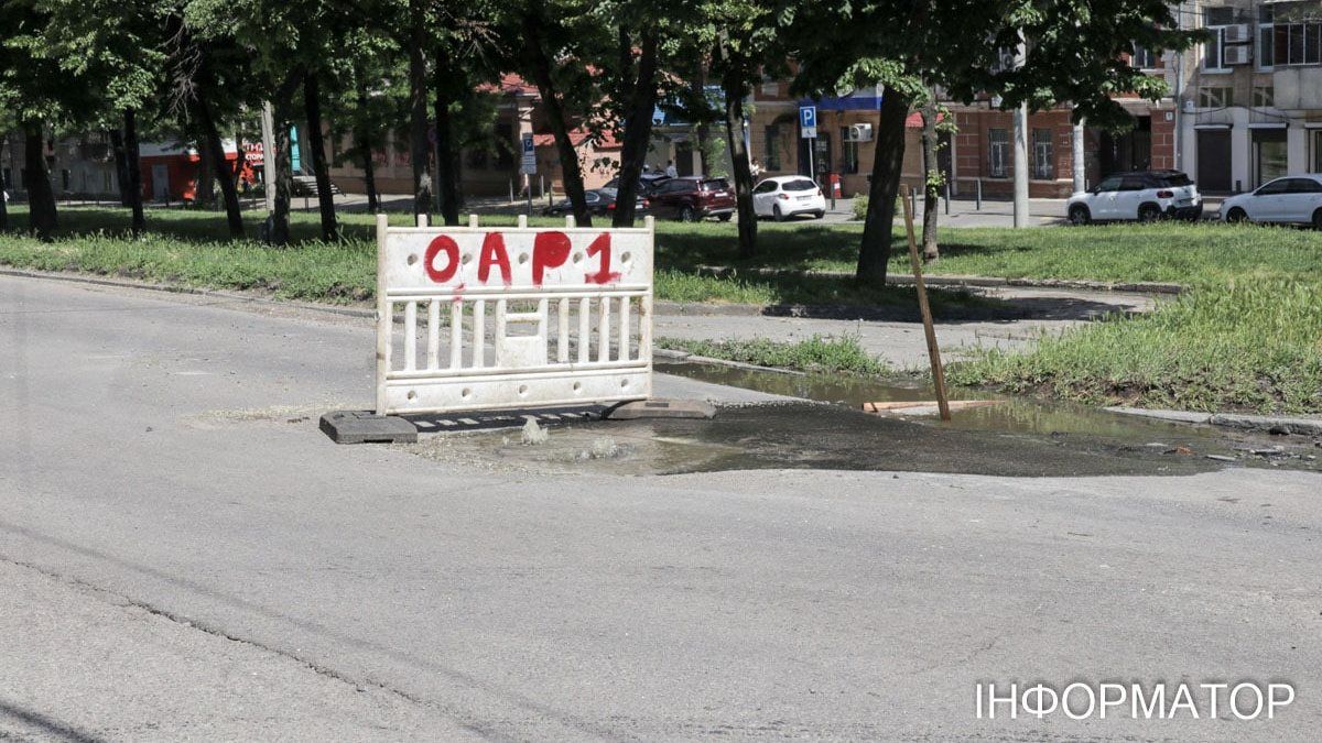 В Днепре на Святослава Хороброго из-под люка бьет ручей