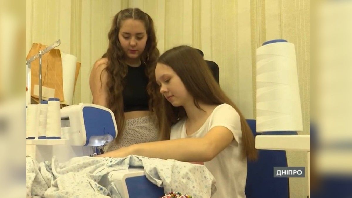 В Днепре школьницы шьют балаклавы, нижнее и постельное белье для военных и переселенцев