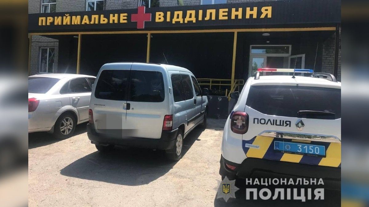 В Днепропетровской области полицейский помог матери с мальчиком добраться до больницы