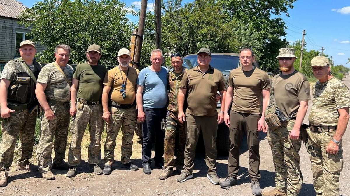 В батальон ТрО Каменского района передали пикап Dodge для выполнения боевых заданий