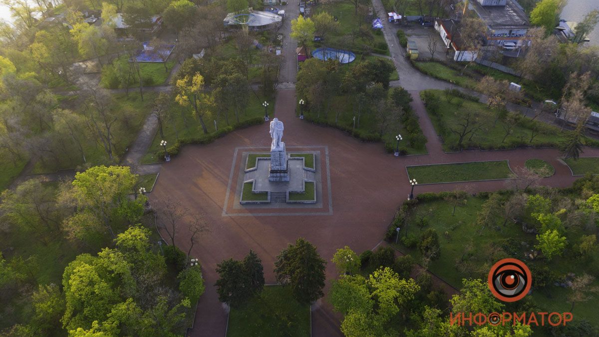 В Днепре патрульные тушили пожар на Монастырском острове: видео с бодикамеры