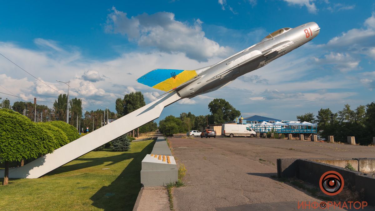 В Днепре декоммунизировали самолет на Солнечном
