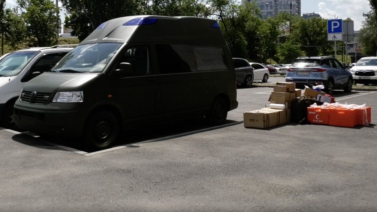 Автомобиль скорой помощи с портативным рентгеном, а также гуманитарка для военных и переселенцев: Днепр оказал очередную помощь