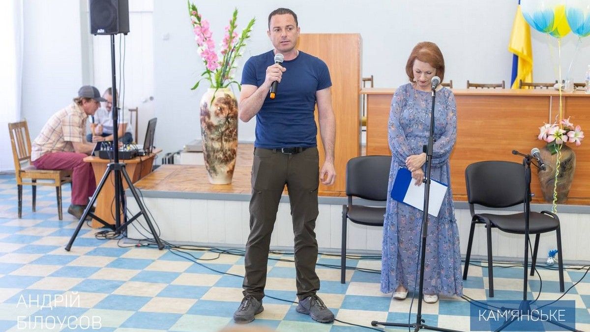 Мэр Каменского поздравил медработников с наступающим праздником и вручил награды