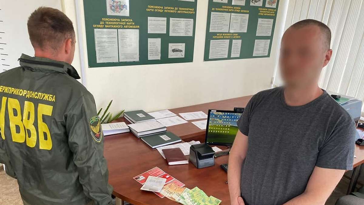 44-летний житель Днепра хотел выехать из страны как "студент"