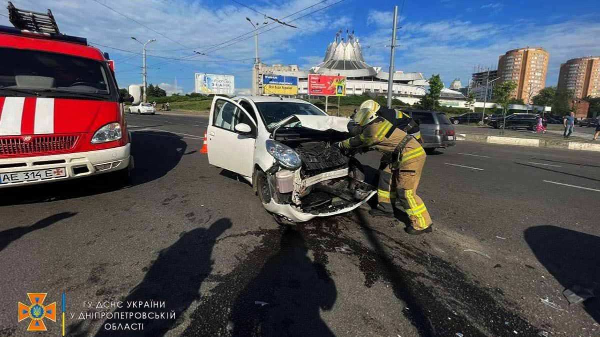 В Днепре возле цирка столкнулись Citroen и Subaru: пострадали две женщины
