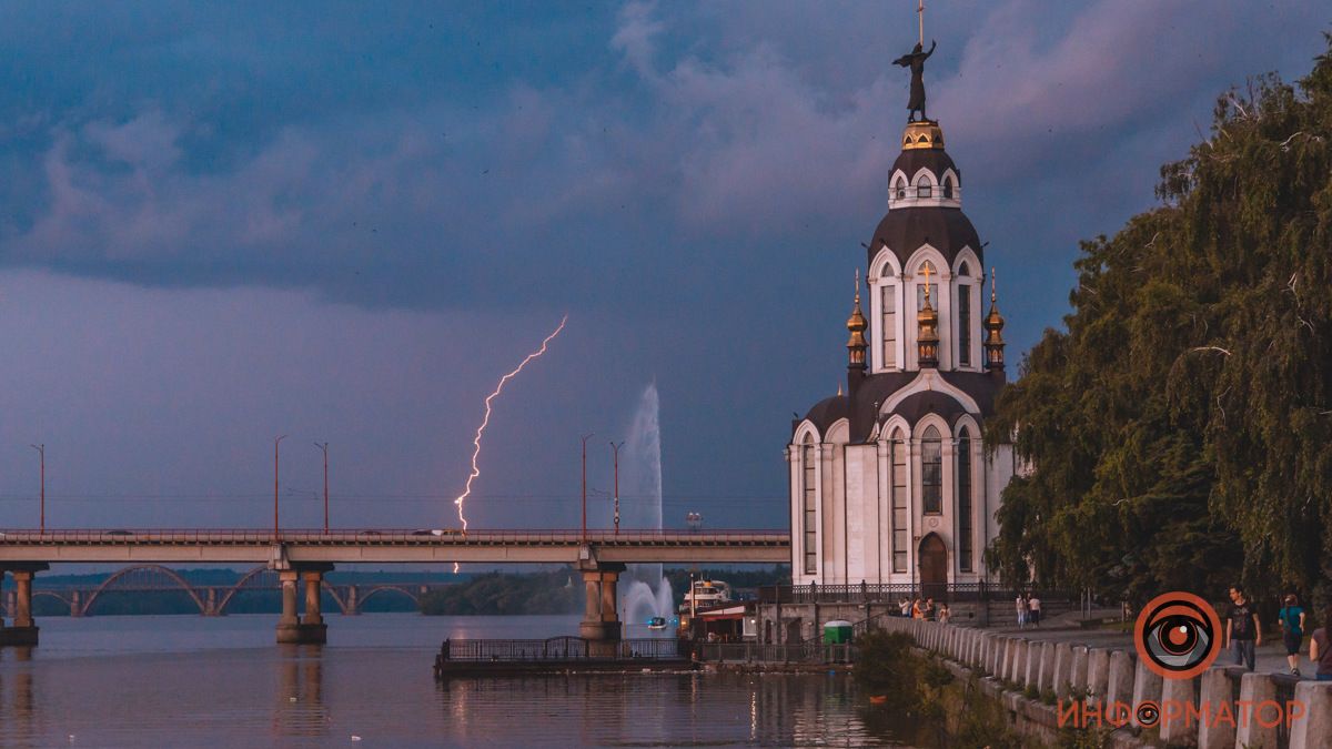 Гроза, град и шквальный ветер: в Днепре и области объявили штормовое предупреждение
