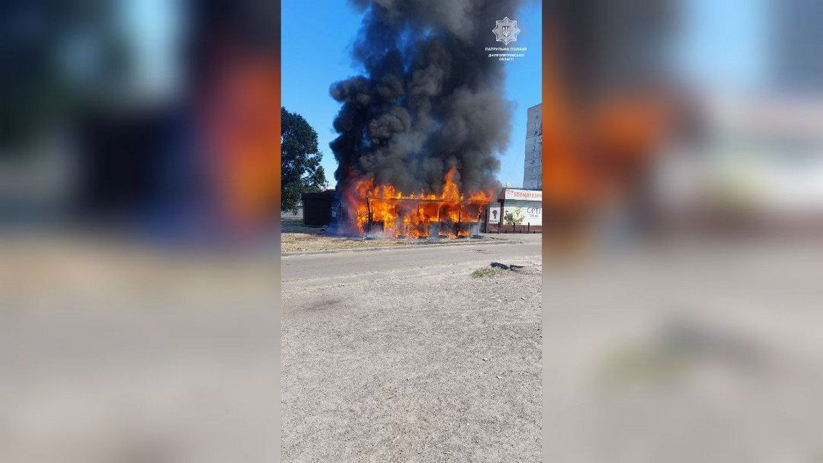 В Днепре патрульные спасли женщин из горящего кафе и помогли мужчине, который перенес инсульт