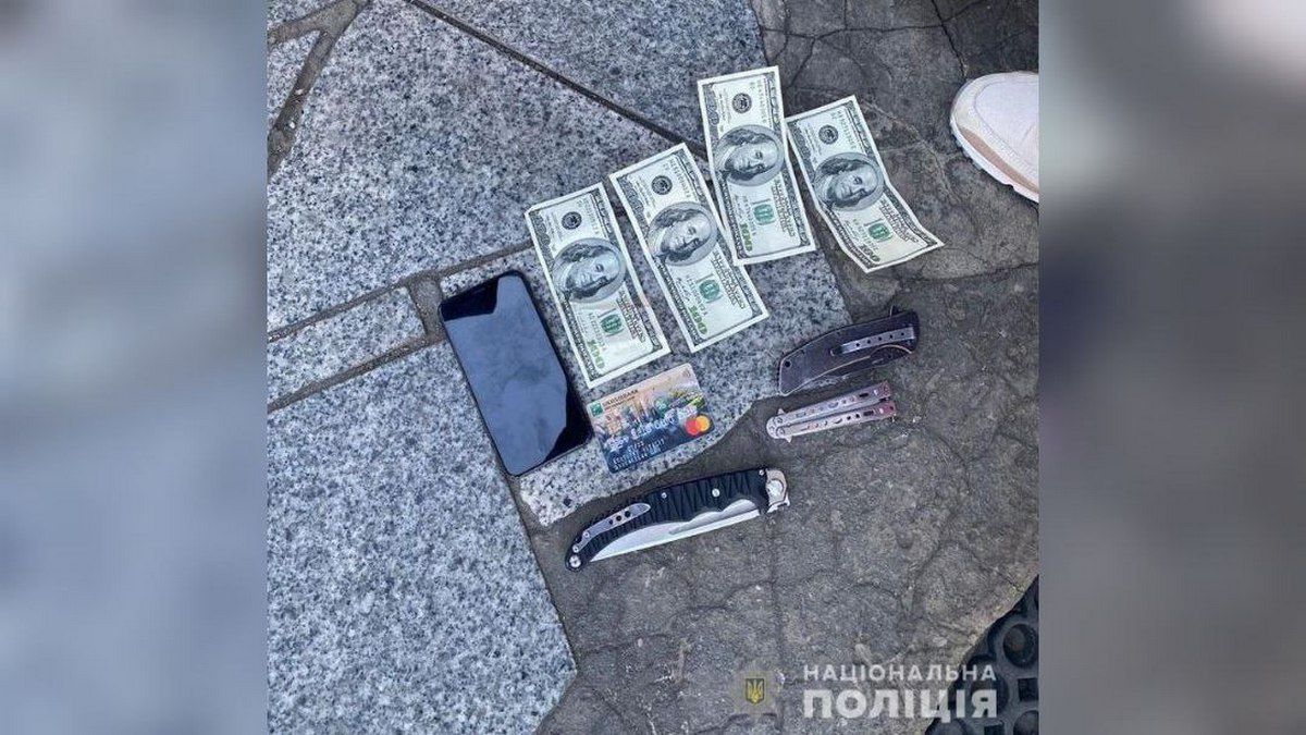 В центре Днепра задержали 24-летнего мужчину, который ограбил человека и вымогал и у него деньги