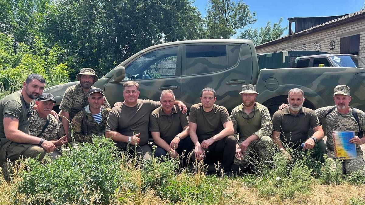 Мэр Каменского Андрей Белоусов навестил бойцов ТрО и передал им внедорожник ко Дню Конституции