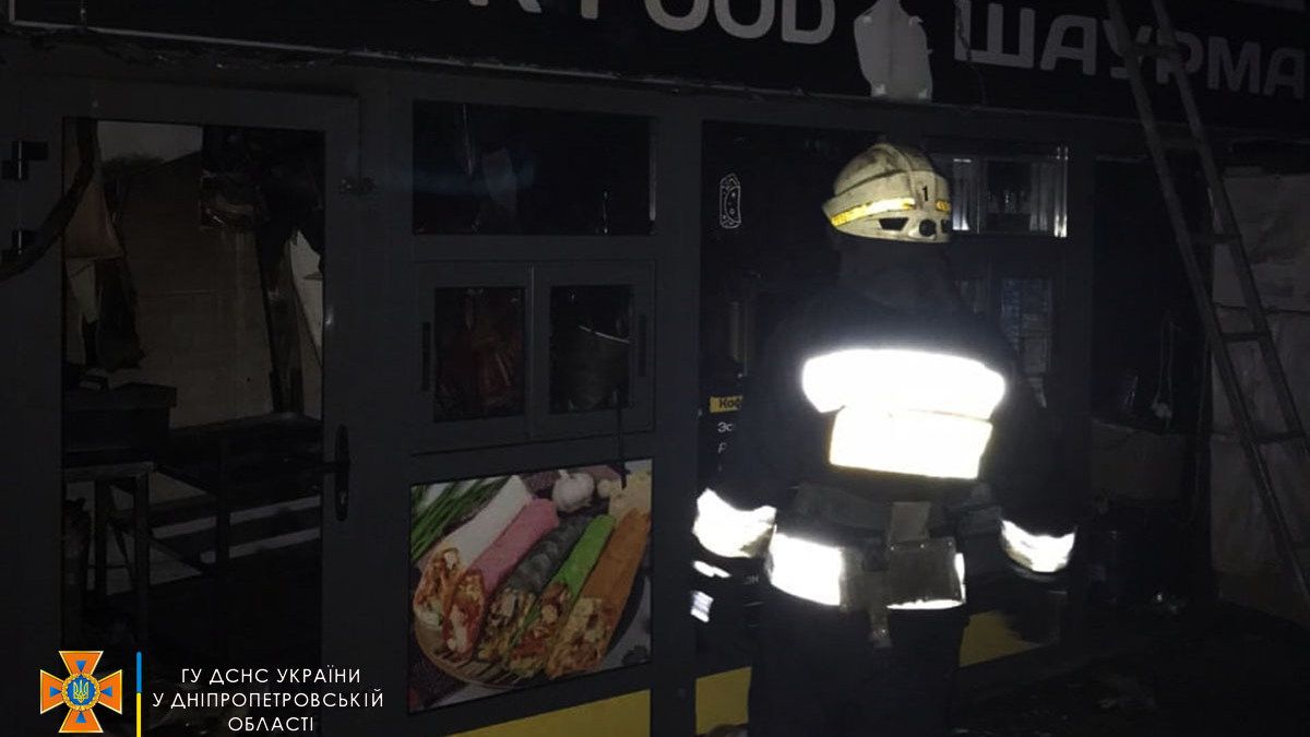 В Днепре на Соборной площади горел киоск с шаурмой