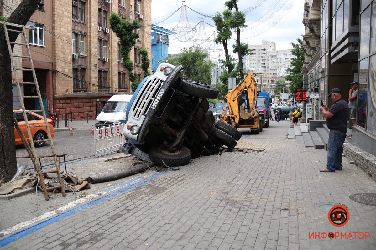 В Днепре на Грушевского ЗИЛ провалился под землю