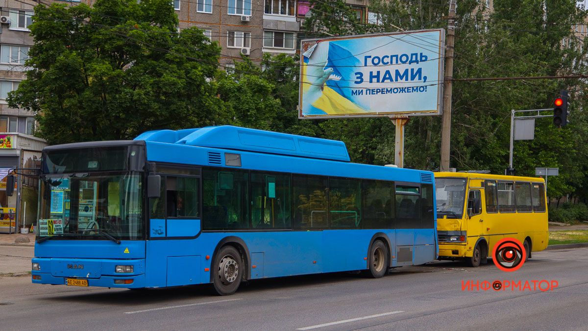 В Днепре на Набережной Победы столкнулись автобусы №62 и №157А: пострадали две женщины