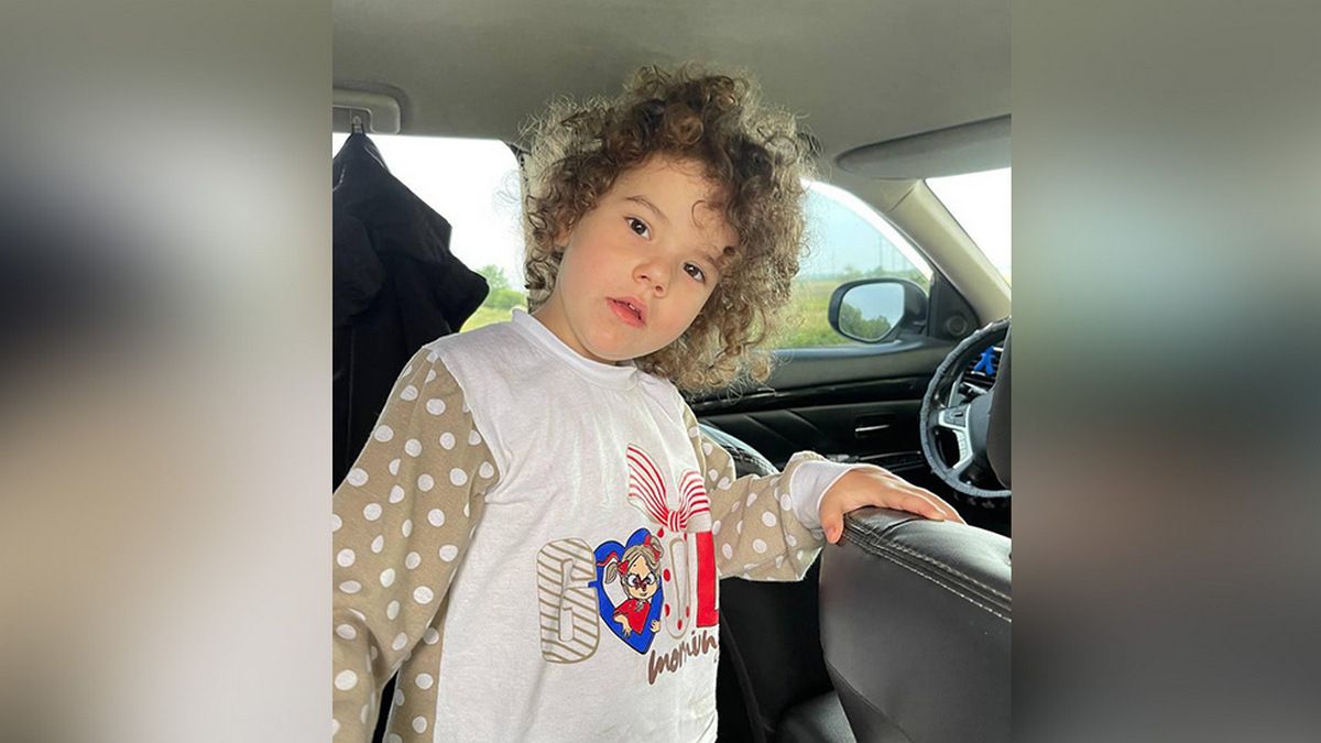 Полицейские нашли родных 3-летней девочки, которая в пижаме гуляла вдоль дороги