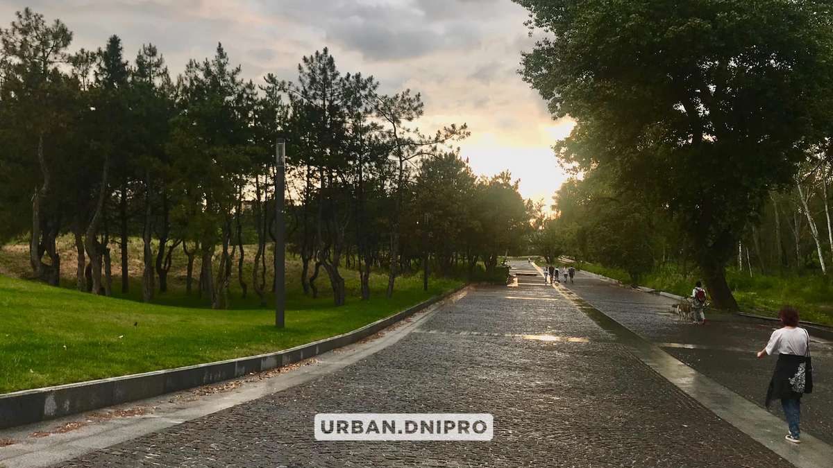 В Днепре вдоль Набережной Победы обустроили пешеходное пространство