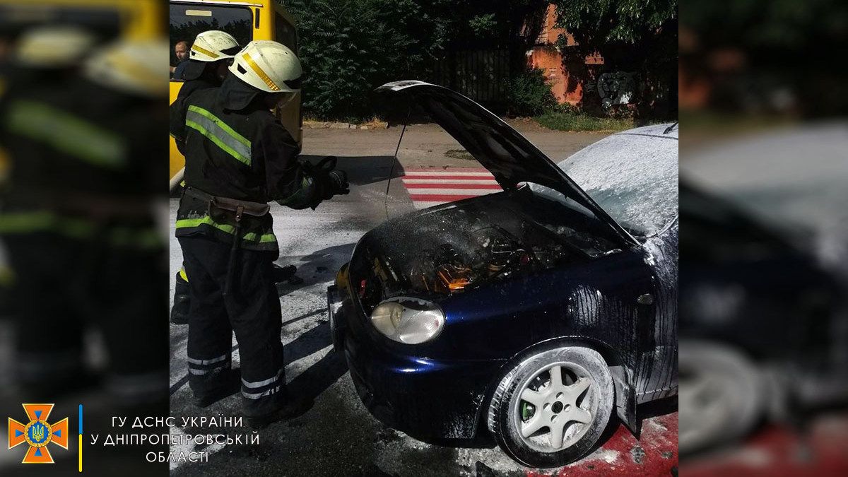 В Днепре на Героев Крут на ходу загорелся Lanos