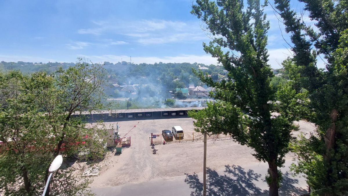 В Днепре на Большой Диевской случился пожар возле автостоянки