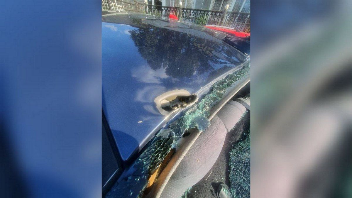 Люди под завалами, спасатели тушат пожар: Филатов рассказал об ударе оккупантов по СТО в Днепре