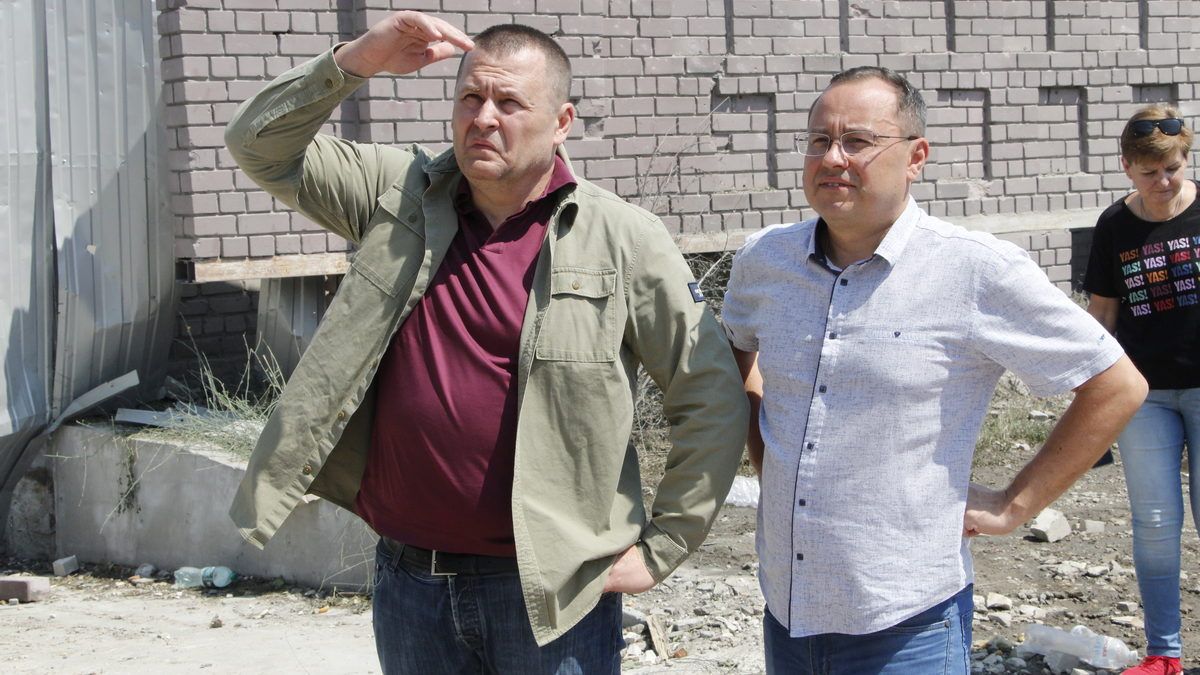 Филатов осмотрел поврежденный российскими обстрелом район Днепра и призвал горожан не игнорировать воздушные тревоги