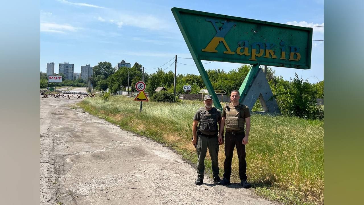Мэр Каменского Андрей Белоусов приехал на границу с Харьковом и помог военным с родного города