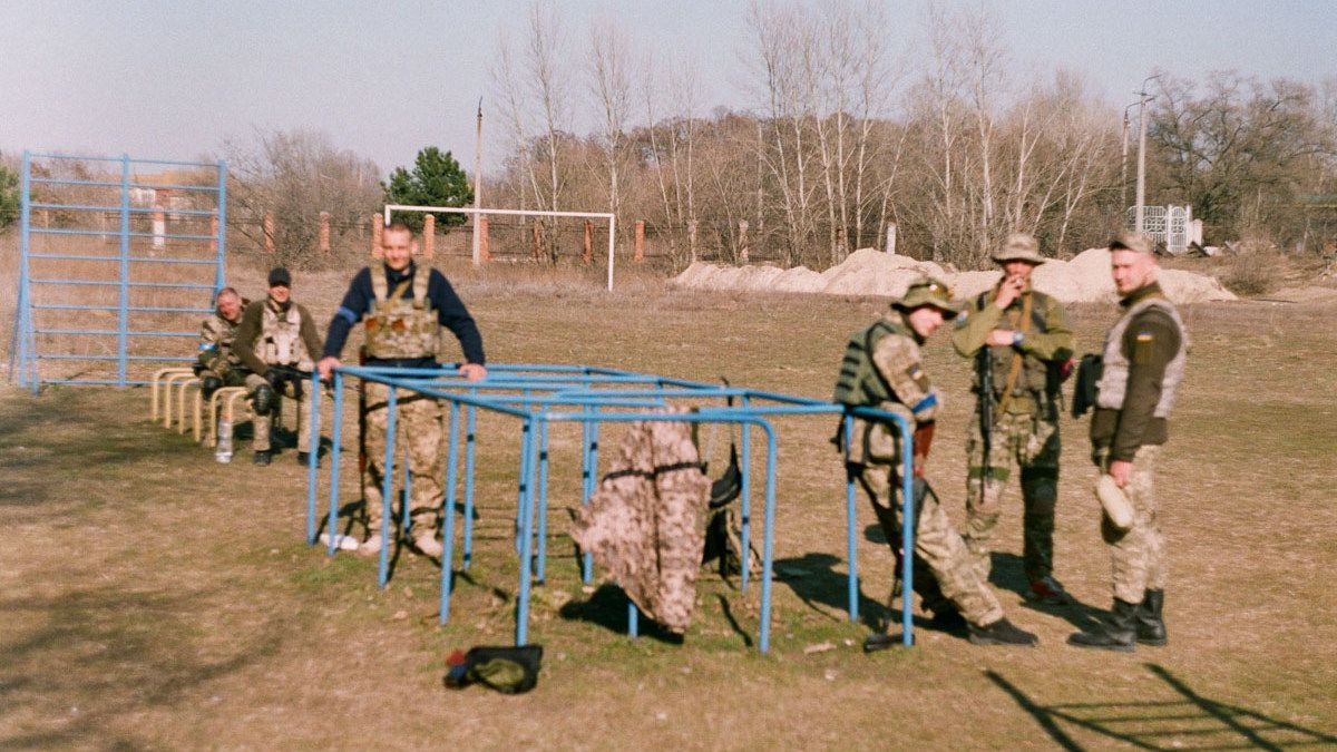 Война сквозь объектив: Защитник из Днепра поделился фотографиями с фронта, сделанными на пленку