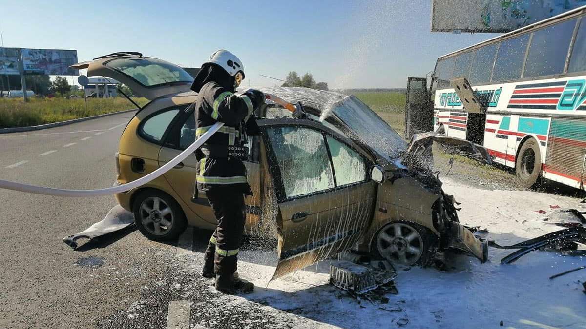 В Днепропетровской области Renault врезался в автобус и загорелся: пострадала женщина