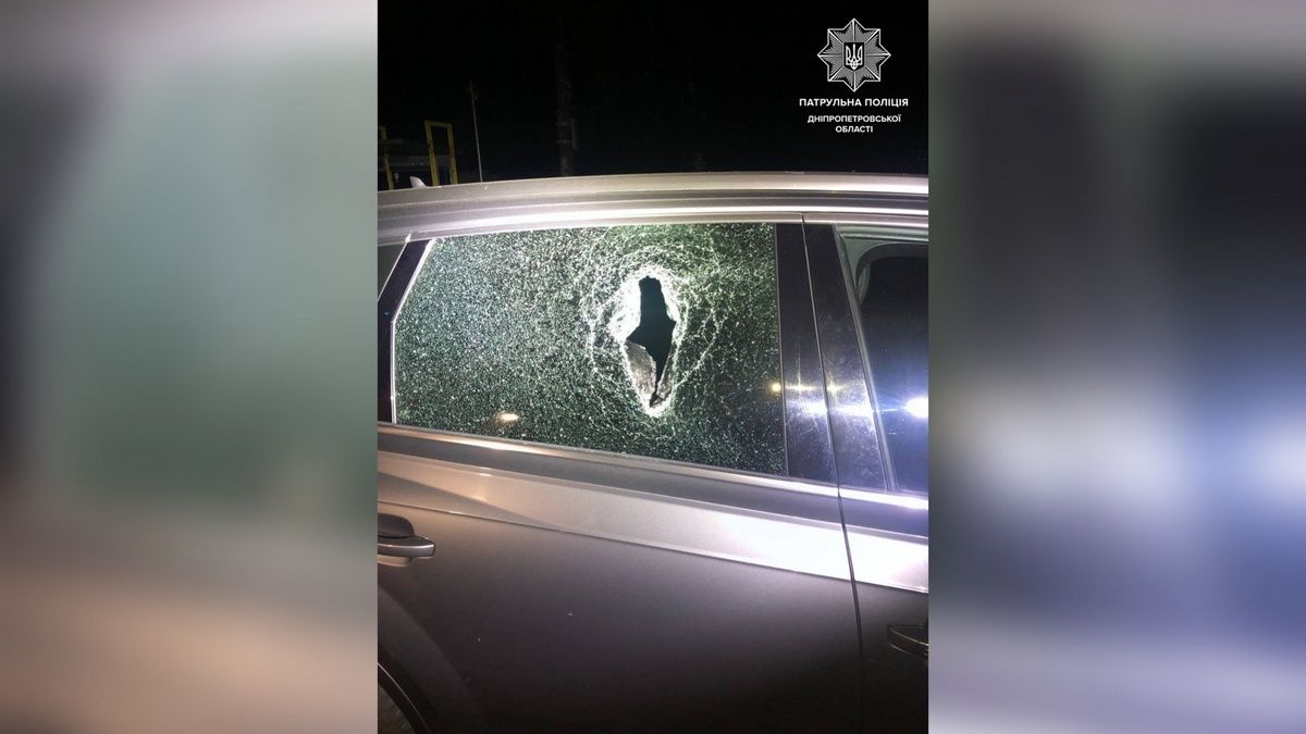 В Днепре двое мужчин из окна отеля бросали пустые бутылки на парковку с авто