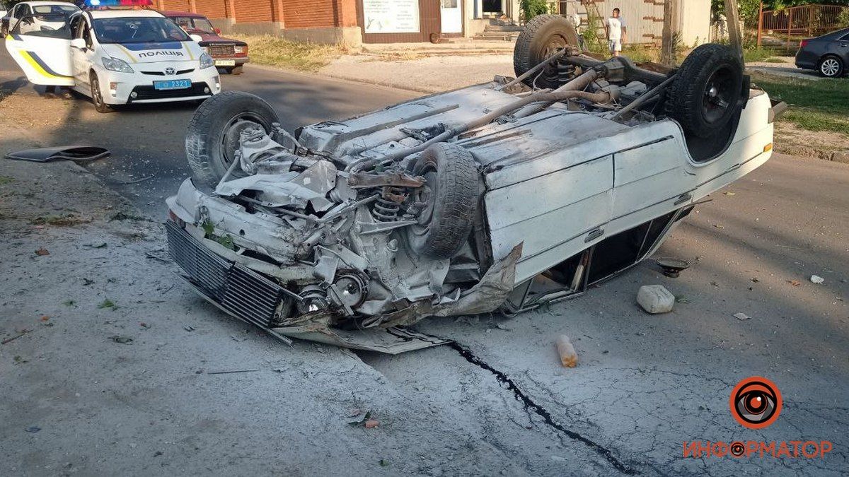 В Днепре ВАЗ врезался в забор и перевернулся: трое пострадавших