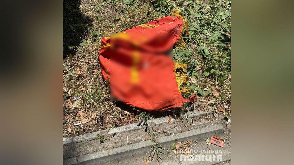 В Днепре в супермаркете мужчина с запрещенным флагом раздавал листовки с коммунистической пропагандой: что ему грозит за это