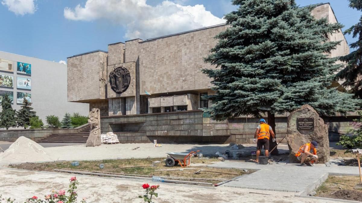 Косят траву, укладывают тротуарную плитку и ремонтируют дороги: мэр Каменского проинспектировал благоустройство города