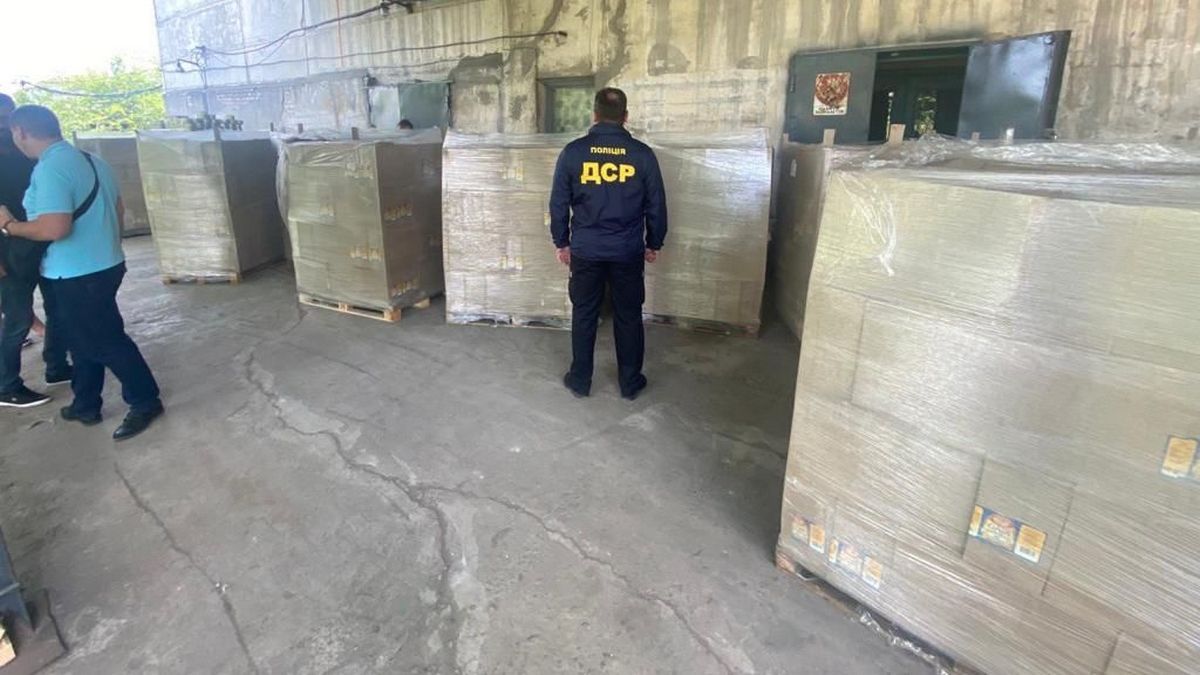 Предназначались для бойцов: в Днепре начальник склада пытался продать продукты более чем на миллион гривен