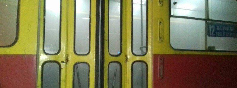 В Днепре полицейские тушили загоревшийся трамвай