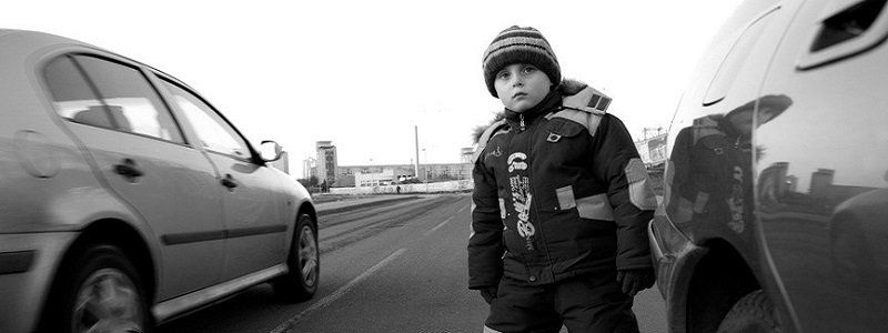 Опасные игры: в Днепре мальчик бросился под машину