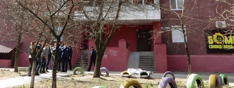 На Тополе парень выпрыгнул с 16 этажа: новые подробности от друзей и полиции
