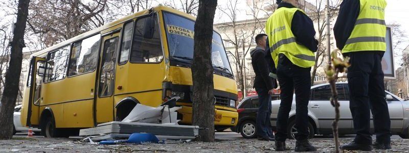 Возле Пассажа маршрутка въехала в дерево и снесла ситилайт