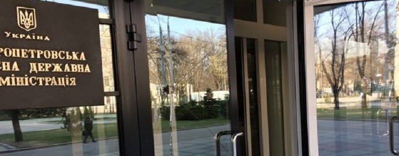 В Днепре пьяный мужчина с молотком напал на здание ОГА