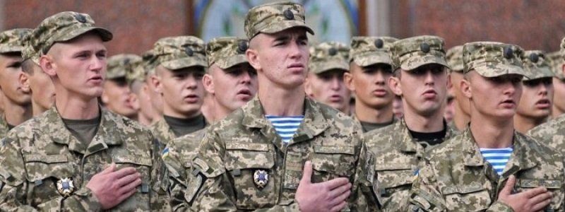 В Днепре военкомат "отлавливает" и вручает повестки парням: так ли это