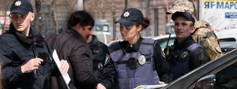 Полиция, кирпичи, мужчина с ножом и заплаканная девушка: что происходило на Воскресенской