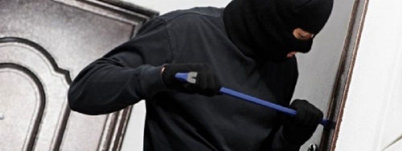 В Днепре полиция задержала квартирных воров прямо "на горячем"