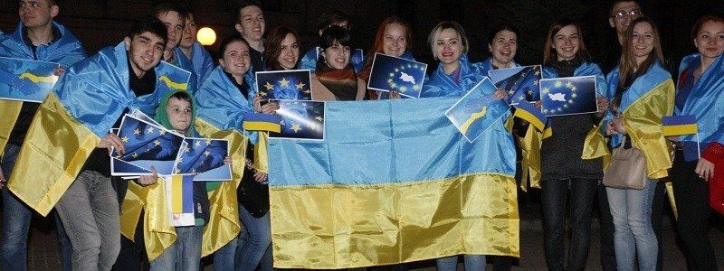 Патриоты, лазерное шоу и концерт: как Днепр отмечал безвиз