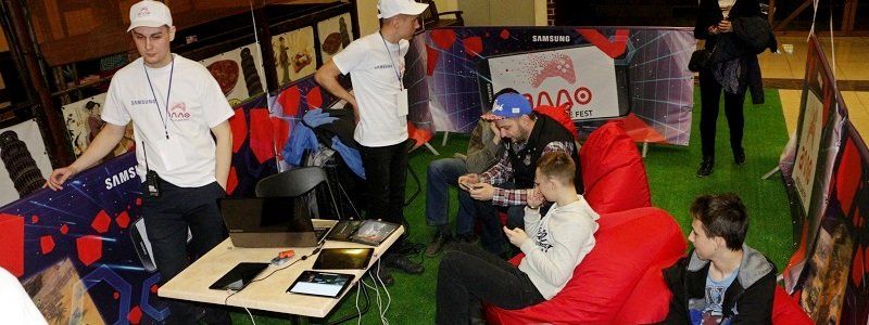 Роботы, гироскутеры и квадрокоптеры: в Днепре проходит фестиваль мобильного гейминга