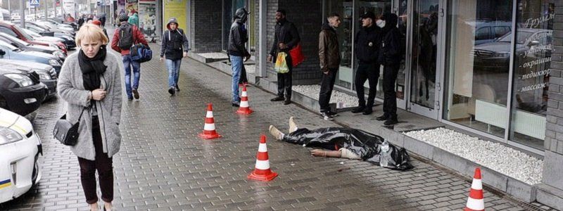 Посреди улицы возле Мост-сити умер гражданин Камеруна