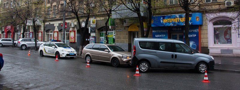 В Днепре на Воскресенской столкнулись два автомобиля
