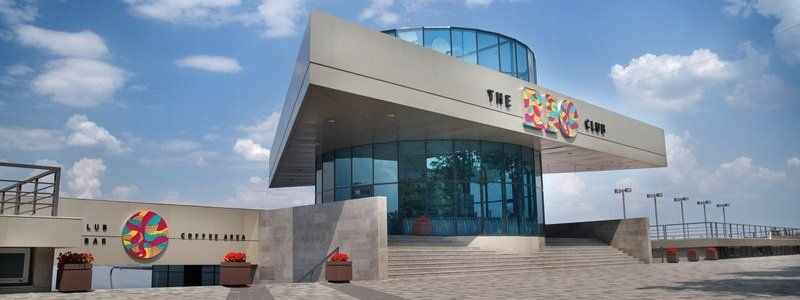 Апелляционный суд запретил парковать машины возле ресторана «Рио»