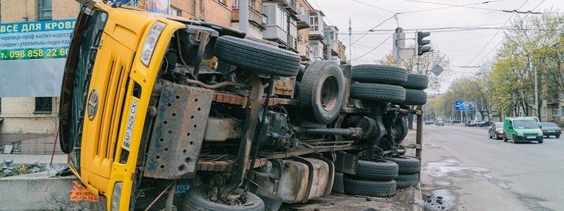 На проспекте Нигояна перевернулся грузовик: у автомобиля отказали тормоза