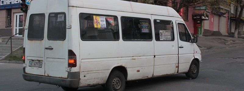 В Днепре у маршрутки оторвалась запчасть во время поездки: образовалась пробка